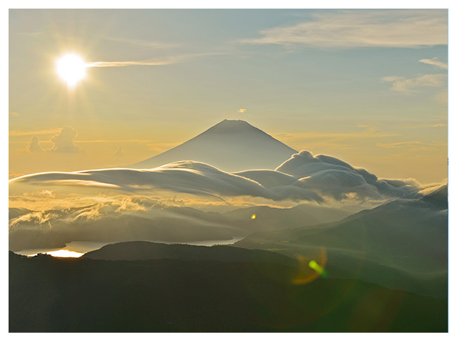 雲海に包まれる富士山